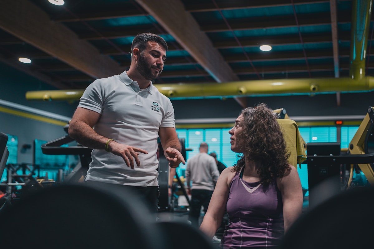 Trainer zeigt Schritt-für-Schritt-Programm zum Abnehmen